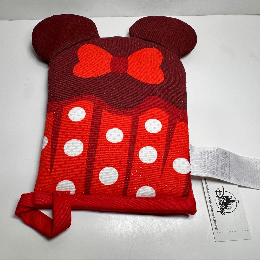 NWT. Disney Potholder hot pad- Mickey & Minnie Cupcake. cute cotton potholder